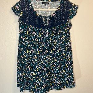 Floral lane Bryant flutter sleeve top size 14/16